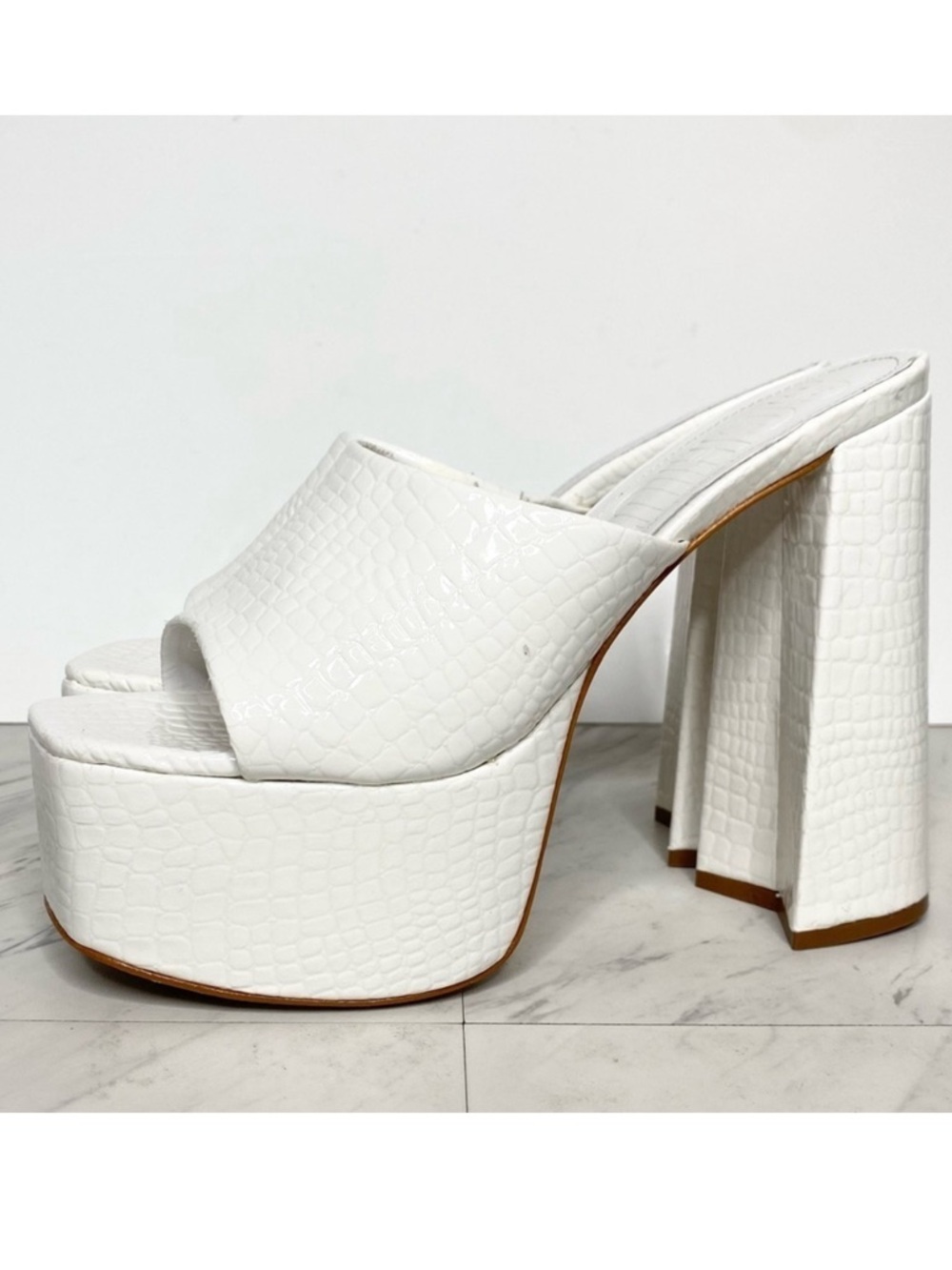 Schutz Darah White Crocodile Platform Sandal 9B